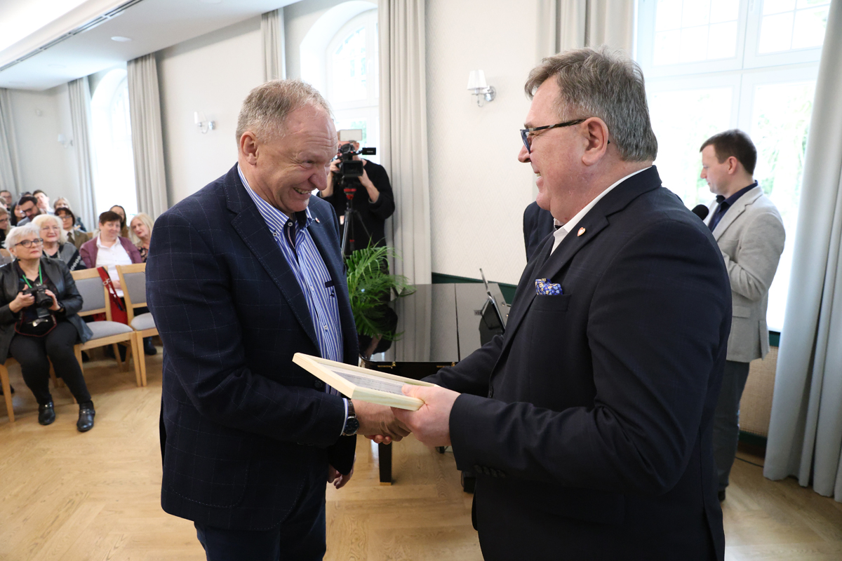 wręczenie certyfikatu dyrektorowi KCRiS AZA