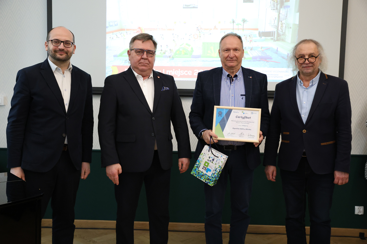 Zdjęcie przedstawicieli obiektów którzy uzyskali certyfikat